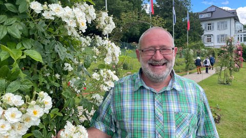 Experte für Rosen Volker Soethoff vom Gartenamt Baden-Baden im Rosengarten auf dem Beutig