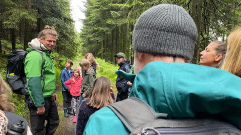 Kinder und Erwachsene bei einer Führung im Nationalpark. 