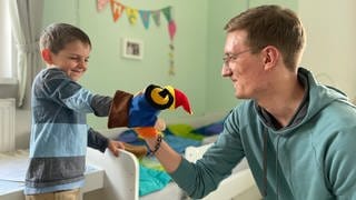Geschwisterbegleitung beim Kinderhospizdienst Karlsruhe: Ehrenamtlicher mitarbeiter spielt mit einem kleinen Jungen