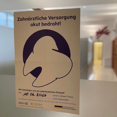 Mit einem Plakat weist eine Zahnarztpraxis in Baden-Baden auf den Streik hin.