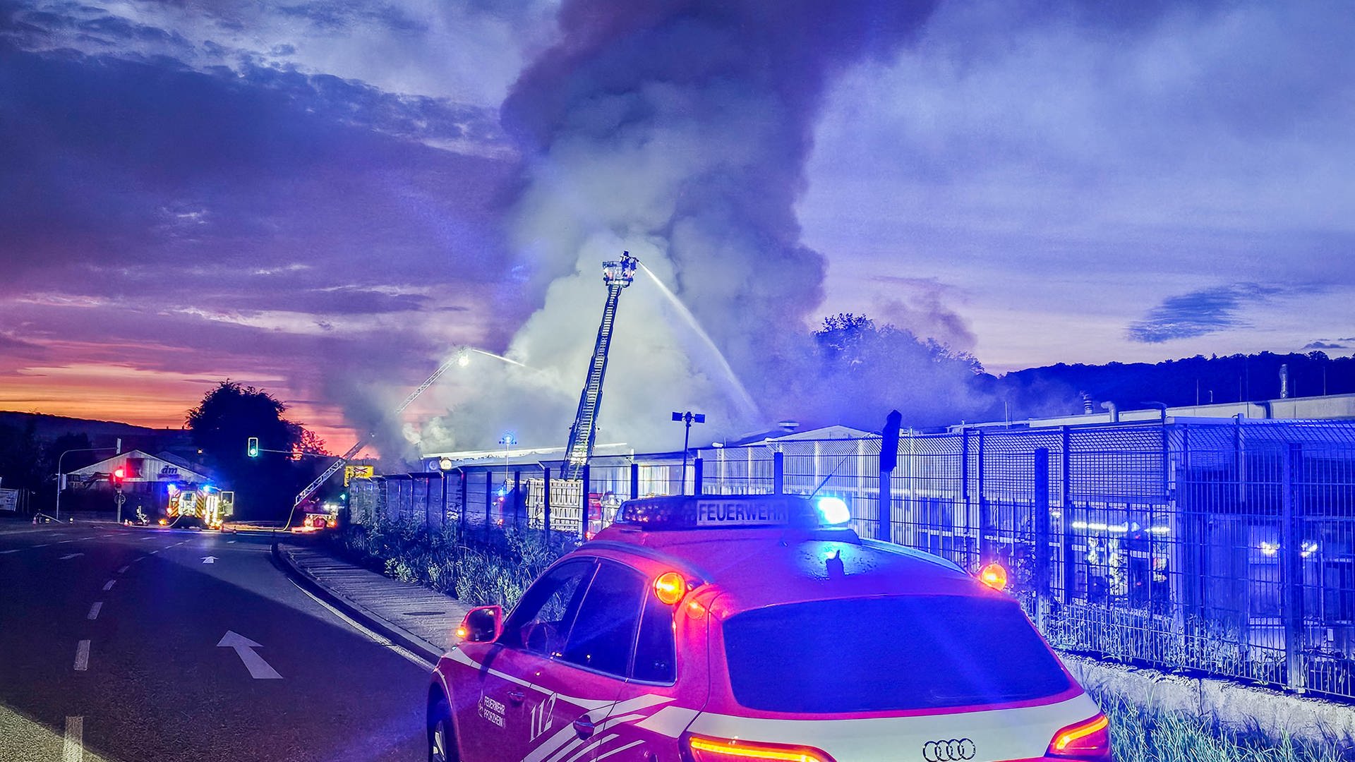 Brand in einer Lagerhalle in Pforzheim - Löscharbeiten im Gange