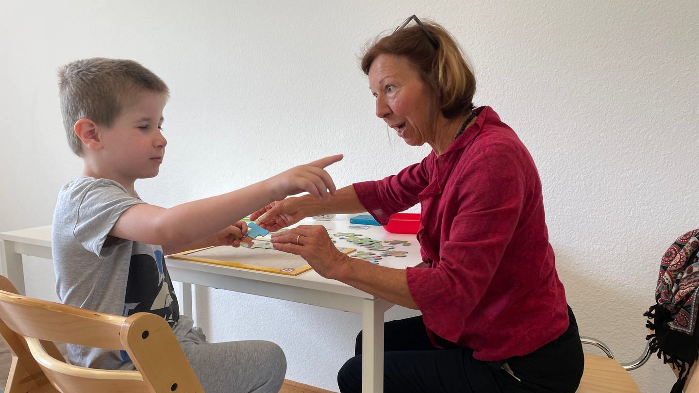 Ein junger Klient erhält im Autismus-Zentrum in Rastatt eine Therapiestunde