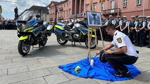 Polizisten gedenken auf dem Marktplatz in Karlsruhe mit einer Schweigeminute ihres getöteten Kollegen in Mannheim.