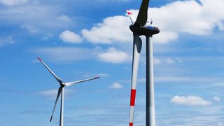 Symbolbild: Eine Windkraftanlage mit ihren riesigen Rotorblättern. In Tiefenbronn (Enzkreis) soll es einen Bürgerentscheid zum Ausbau der Windkraft geben.