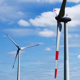 Symbolbild: Eine Windkraftanlage mit ihren riesigen Rotorblättern. In Tiefenbronn (Enzkreis) soll es einen Bürgerentscheid zum Ausbau der Windkraft geben.