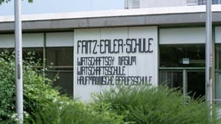 Wegen zwei Gewaltvorfällen an der Pforzheimer Fritz-Erler-Schule soll nun ein Security-Dienst  bis zu den Sommerferien den Eingang kontrollieren.