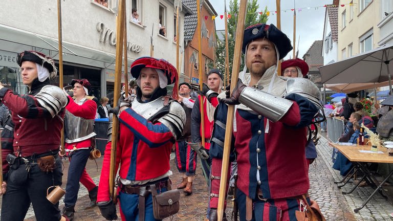 Mittelalterlich gewandete Teilnehmer des Festzugs beim Peter-und-Paul-Fest in Bretten 