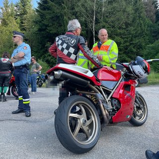 Die Polizei kontrolliert Motorradfahrer bei Forbach.