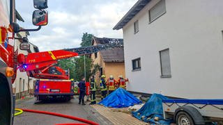 Feuerwehr wegen Brand eines Hauses in Pfinztal im Einsatz: Mehrere Menschen wurden bei dem Feuer verletzt.