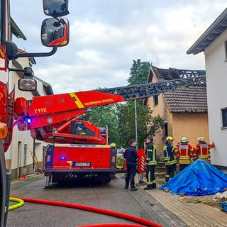 Feuerwehr wegen Brand eines Hauses in Pfinztal im Einsatz: Mehrere Menschen wurden bei dem Feuer verletzt.