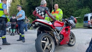 Gegen Raser und Lärm: Die Polizei kontrolliert Motorradfahrer im Schwarzwald bei Forbach.