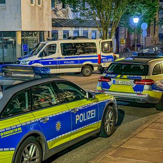 Polizeieinsatz in Weingarten. Zahlreiche Einsatzfahrzeuge stehen auf einer Straße in Weingarten im Kreis Karlsruhe.