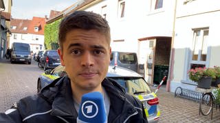 SWR-Reporter Matthias Stauss berichtet vor Ort vom Polizeieinsatz in Weingarten (Kreis Karlsruhe)