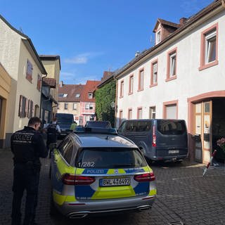 Polizeieinsatz nach einem Tötungsdelikt in Weingarten bei Karlsruhe.