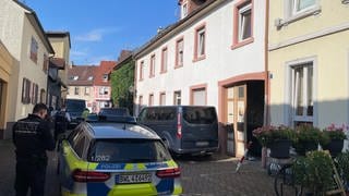 Mutmaßlicher Tötungsdelikt in Weingarten. Mehrere Einsatzwagen der Polizei stehen im Zentrum von Weingarten bei Karlsruhe.