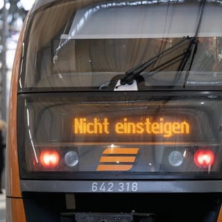 Ein Zug mit der Aufschrift "Nicht einsteigen" steht an einem Bahnhof.