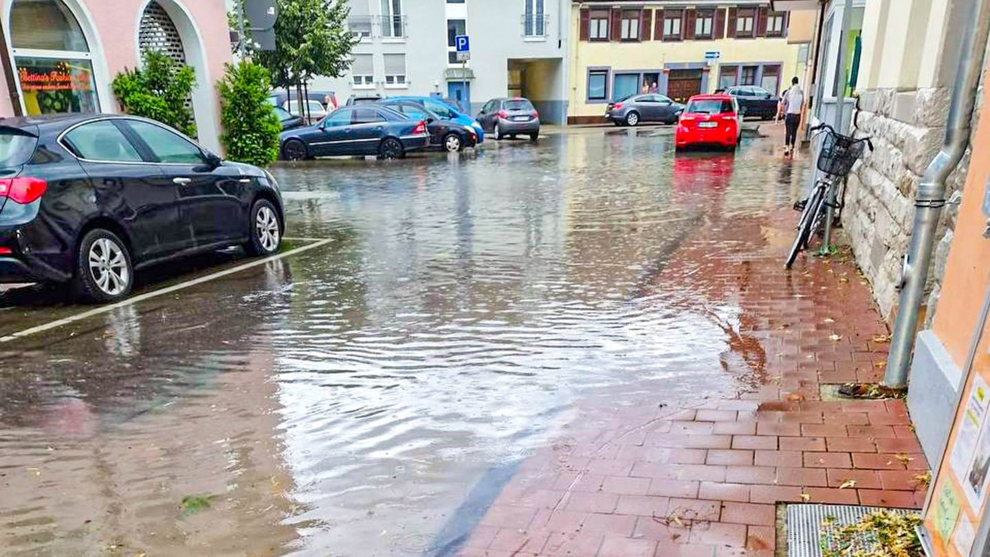 Eine überflutete Straße nach einem schweren Unwetter in Rastatt