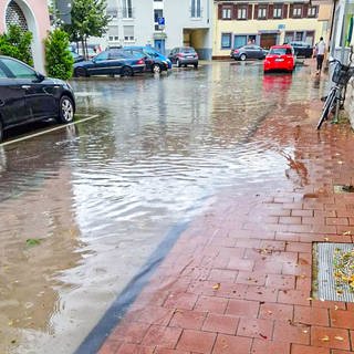 Eine überflutete Straße nach einem schweren Unwetter in Rastatt