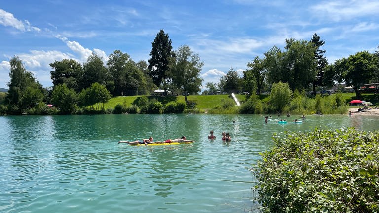Sommer am Baggersee in Muggensturm: Ein paar Badegäste schwimmen im Kaltenbachsee.