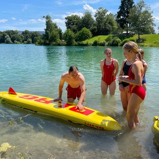 Sommer am Baggersee in Muggensturm im Landkreis Rastatt: Der Nachwuchs der DLRG trainiert dort Rettungseinsätze.
