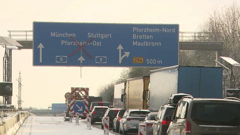 Verkehr wird ausgeleitet: Für den 6-spurigen Ausbau der A8 bei Pforzheim muss die Autobahn gesperrt werden.