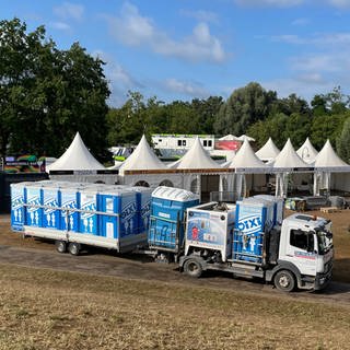 Unzählige Dixi-Klos müssen vom Festivalgelände bei DAS FEST in Karlsruhe geholt werden.