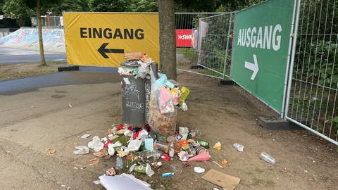 Überquellender Mülleimer am Tag nach DAS FEST in Karlsruhe.