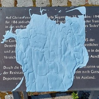 Eine Gedenktafel am ehemaligen Hauptgüterbahnhof in Pforzheim wurde mit Farbe beschmiert