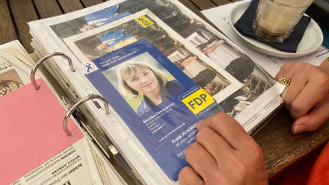 Auch Flyer zu den Wahlen des Gemeinderats in Pforzheim hat Monika Descharmes (FPD) aufgehoben.