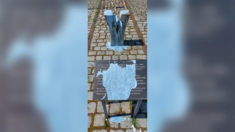 Auf Gedenkstein und Gedenktafel am ehemaligen Pforzheimer Hauptgüterbahnhof wurde Farbe geschmiert.