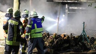 Einsatzkräfte der Feuerwehr bei den Bränden in der Karlsruher Waldstadt in der Nacht auf Donnerstag 