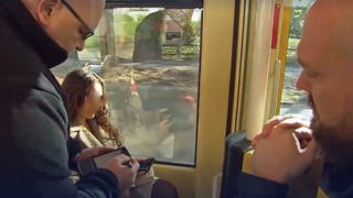 Menschen fahren mit der Straßenbahn: Verkehrsbetriebe Karlsruhe lockern Regelungen für Schwarzfahrer
