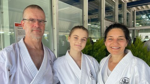 Familie Eckert mit Tochter Stella aus Magdeburg in Karate-Traningsanzügen beim Gasshuku in Baden-Baden.
