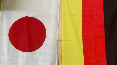 Die Flaggen von Japan und Deutschland beim Gasshuku 2024 in Baden-Baden.