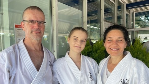 Familie Eckert mit Tochter Stella aus Magdeburg in Karate-Traningsanzügen beim Gasshuku in Baden-Baden.