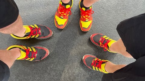 Mit ihren schwarz-rot-goldenen Schuhen als Zeichen der Verbundenheit mit den deutschen Olympia-Teams. Olympia-Fans aus Bruchsal sind nach Paris gereist.