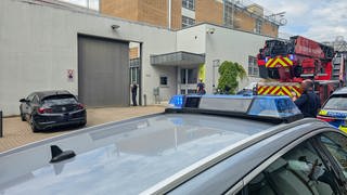 Die Feuerwehr bei einem Einsatz am Gebäude des Abschiebegefängnisses in Pforzheim.