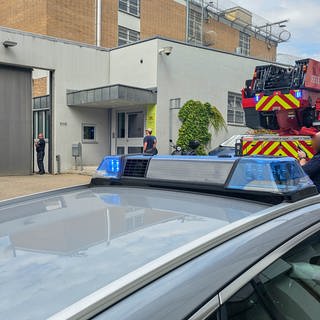 Die Feuerwehr bei einem Einsatz am Gebäude des Abschiebegefängnisses in Pforzheim.