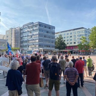 Auf dem Pforzheimer Marktplatz demonstrieren Menschen gegen den Rechtsextremisten Martin Sellner.