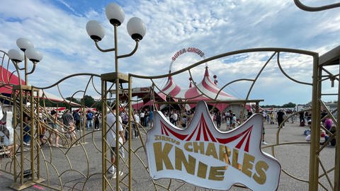 Zirkus Charles Knie gastiert in Karlsruhe. Eingangsbereich mit Schriftzug Zirkus Charles Knie.