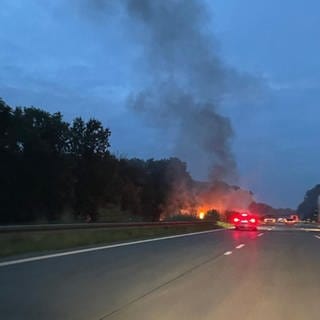 Eine ganze Unfallserie hat sich auf der A5 in Höhe Untergrombach ereignet. Brennende Fahrzeuge.