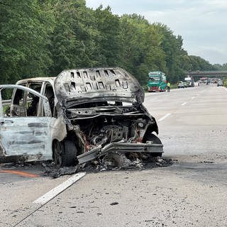 Am frühen Montagmorgen hat es einen schweren Unfall mit mehreren Fahrzeugen auf der A5 bei Bruschal gegeben. 