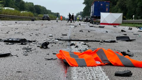 Am frühen Montagmorgen hat es einen schweren Unfall mit mehreren Fahrzeugen auf der A5 bei Bruchsal gegeben. Dabei sind zwei Menschen gestorben. Die Autobahn ist in Fahrtrichtung Norden gesperrt.