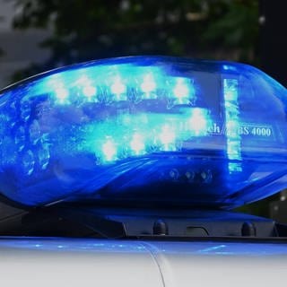 Symbolbild: Blaulicht eines Polizeiautos. Die A8 in Richtung Karlsruhe ist gesperrt worden. Ein Lkw ist in eine Leitplanke gefahren.