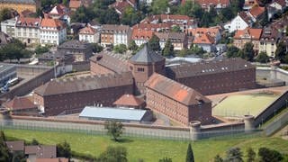 Die Polizei hat einen mutmaßlichen Fluchthelfer des geflohenen Häftlings aus der JVA Bruchsal festgenommen. Der Mörder war im Oktober bei Germersheim entwischt.