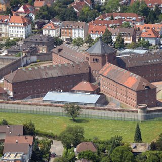 Die Polizei hat einen mutmaßlichen Fluchthelfer des geflohenen Häftlings aus der JVA Bruchsal festgenommen. Der Mörder war im Oktober bei Germersheim entwischt.
