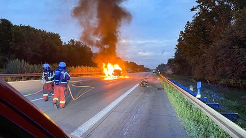 Bei einem schweren Unfall auf der A5 starben am Montagmorgen zwei Menschen. Mindestens sechs weitere wurden zum Teil schwer verletzt. 