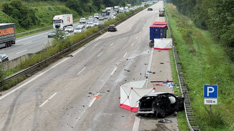 Am frühen Montagmorgen hat es einen schweren Unfall mit mehreren Fahrzeugen auf der A5 bei Bruchsal gegeben. Dabei sind zwei Menschen gestorben.