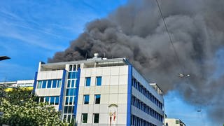 Das Feuer brach kurz vor 17 Uhr in einer Werkstatt in der Pforzheimer Innenstadt aus