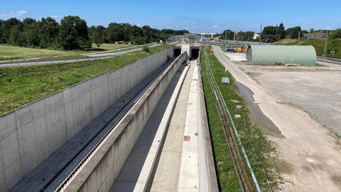 Das Tunnelportal-Süd an der Tunnelbaustelle in Rastatt. An dieser Stelle wird die Tunnelbaustelle an das Streckennetz angebunden. Die Rheintalbahn wird zwischen Baden-Baden und Rastatt für drei Wochen gesperrt.